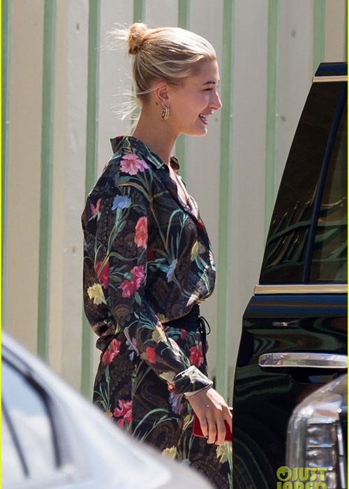 Hailey Baldwin vừa cùng hôn phu Justin Bieber rời Miami. Ảnh: Justjared