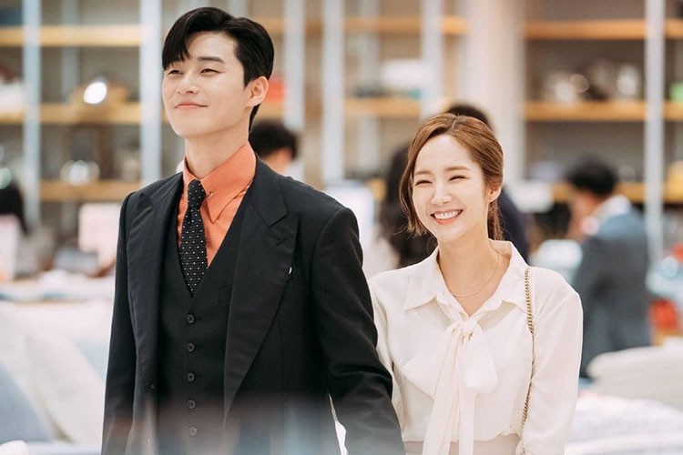 Đóng chung phim " Thư ký Kim sao thế", Park Min Young và Park Seo Joon hiện vướng nghi vấn phim giả tình thật. Ảnh: Soompi