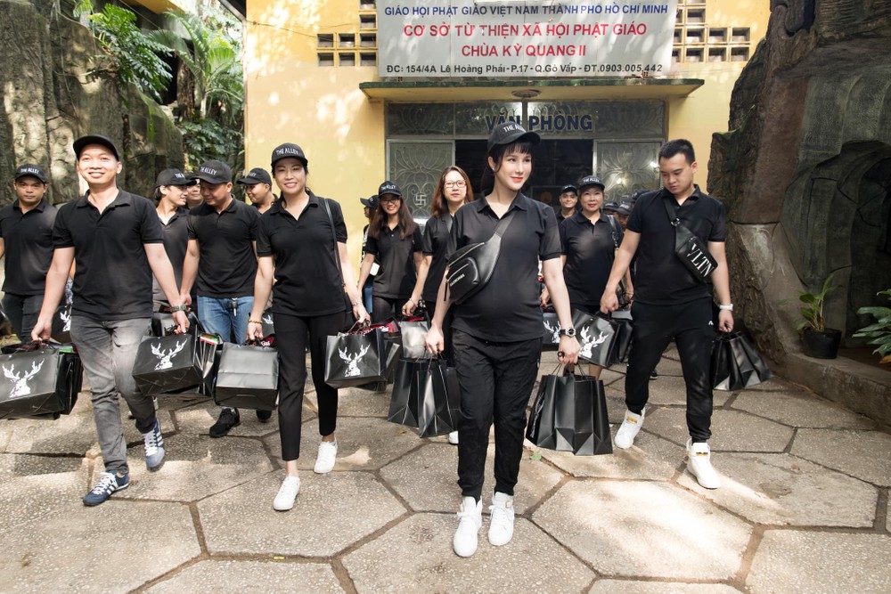 Đang mang bầu ở tháng thứ 8,  Diệp Lâm Anh bà bầu xinh đẹp và gợi cảm nhất showbiz vẫn không ngại vất vả, tay xách nách mang đi phát quà Trung thu. Đêm Trung thu, bà bầu Diệp Lâm Anh cùng chồng và các nhân viên đi phát quà cho trẻ em ở chùa Kỳ Quang II, TP. HCM.