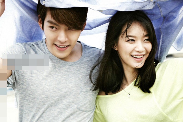 Năm 2015, cặp đôi  Shin Min Ah - Kim Woo Bin bén duyên sau khi đóng chung một quảng cáo. Ảnh: Insight