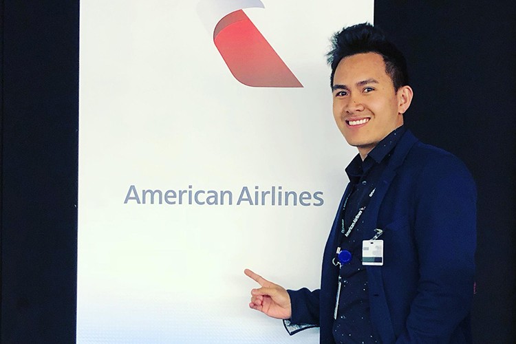 Thành Vinh là con trai đầu lòng của danh hài  Hoài Linh. Anh đang làm việc chính thức ở hãng hàng không American Airlines.