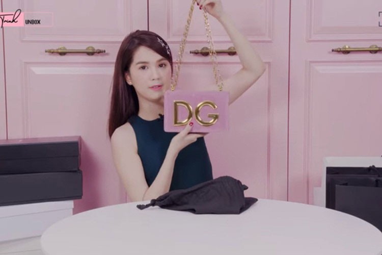 Mới đây,  Ngọc Trinh chia sẻ clip đập hộp đồ hiệu đầu tiên của cô trong năm 2019. Theo clip, người đẹp gốc Trà Vinh khoe 36 món đồ mới có tổng trị giá lên đến gần 1 tỷ đồng. Ảnh: Thế giới trẻ