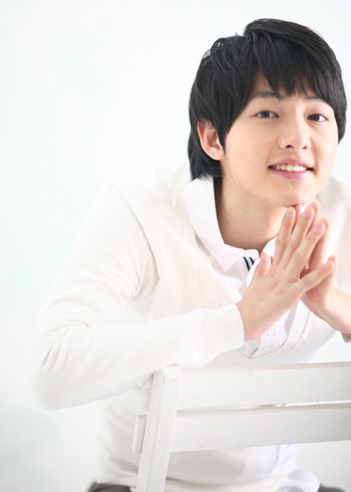 Song Joong Ki kín tiếng trong chuyện tình cảm. Nam diễn viên cho hay, anh từng có 4 mối tình trước khi đến với  Song Hye Kyo. Song Joong Ki kể mối tình đầu của anh là vào năm lớp 9. Tuy nhiên, sau 103 ngày hẹn hò, tài tử bị bạn gái nói lời chia tay. Ảnh: Allkpop