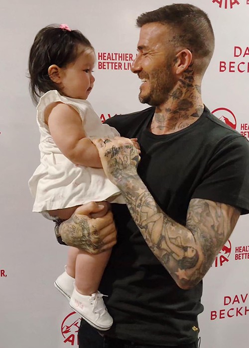 Tham gia một sự kiện mới đây tại Sài Gòn, cựu danh thủ David Beckham tỏ ra rất quý mến bé Myla - con gái của  siêu mẫu Hà Anh.