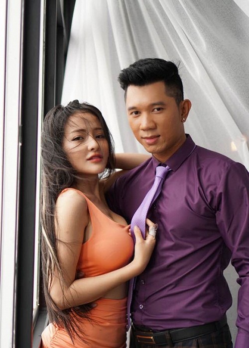 Mới đây, Ngân 98 bất ngờ tiết lộ lý do chia tay  Lương Bằng Quang. Hot girl dao kéo cho biết bạn trai cũ ngoại tình ngay ở nhà lúc đang yêu cô.