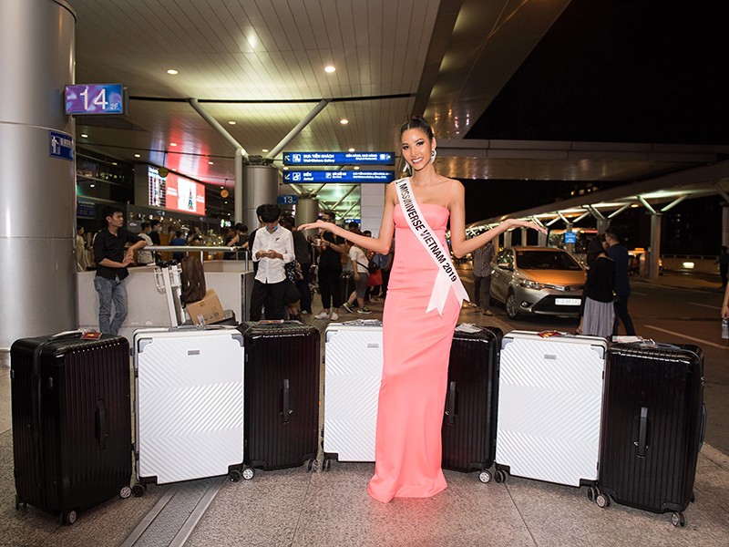 Tối ngày 25/11,  Hoàng Thùy có mặt tại sân bay lên đường thi Miss Universe 2019 - Hoa hậu Hoàn vũ Thế giới 2019.