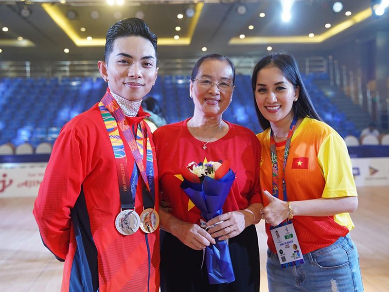 Mới đây,  Phan Hiển giành huy chương vàng SEA Games. Trước đó, ông xã của Khánh Thi có nhiều thành tích khủng ở bộ môn dancesport.