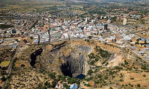 Big Hole là một cái hố khổng lồ, hình tròn, có độ sâu 215m nằm ngay giữa thành phố Kimberley, Nam Phi.