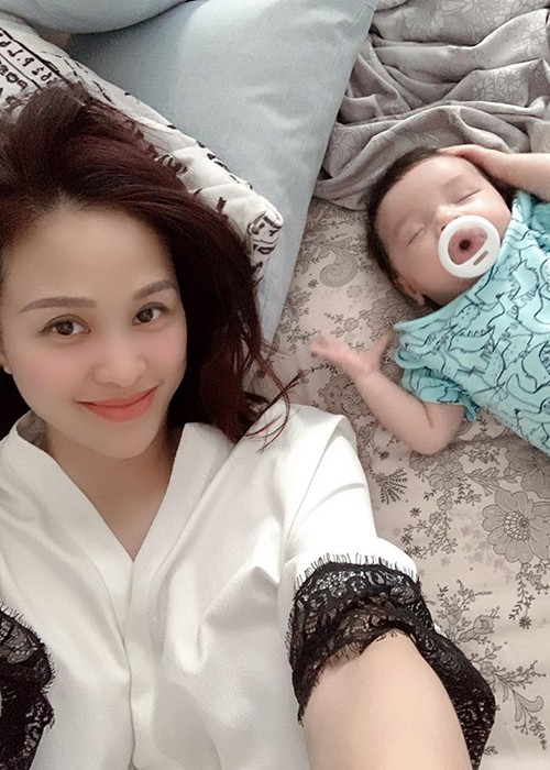  MC Phương Mai hạ sinh con trai đầu lòng vào tháng 11/2019. Vợ chồng cô đặt tên con là Henryk.