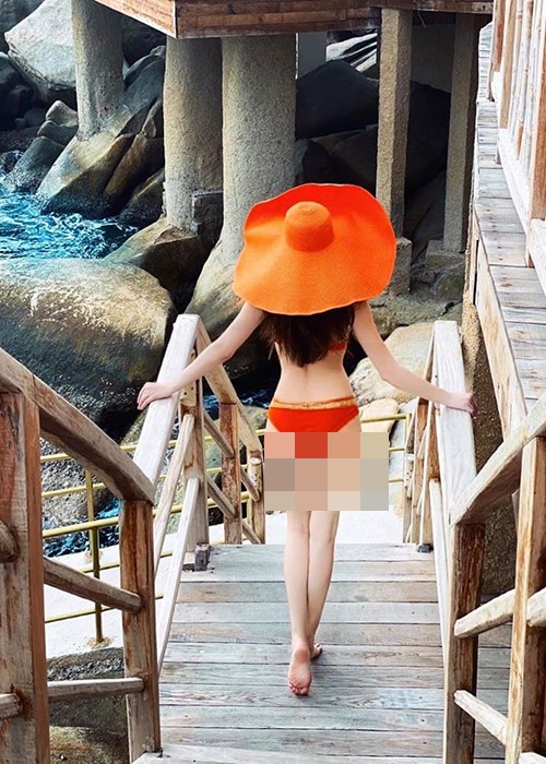  Hồ Ngọc Hà vừa đăng tải hình ảnh diện bikini khéo khoe vòng 3 gợi cảm, đôi thân thon gọn cùng vòng eo con kiến.