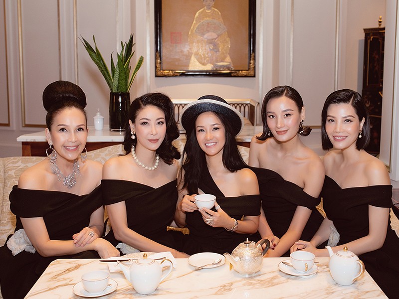  Diva Hồng Nhung vừa có dịp hội ngộ Diễm My, Giáng My, Hà Kiều Anh, Vũ Cẩm Nhung, NTK Đỗ Mạnh Cường và Lê Thuý trong một buổi tiệc trà chiều.