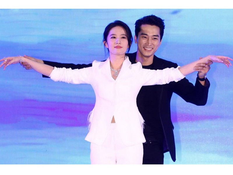 Năm 2015, khi ra mắt phim "Tình yêu thứ ba",  Lưu Diệc Phi và Song Seung Hun công khai yêu nhau. Bên cạnh sự ủng hộ nhiệt tình của khán giả, cuộc tình này bị cho là chiêu trò để quảng bá phim.