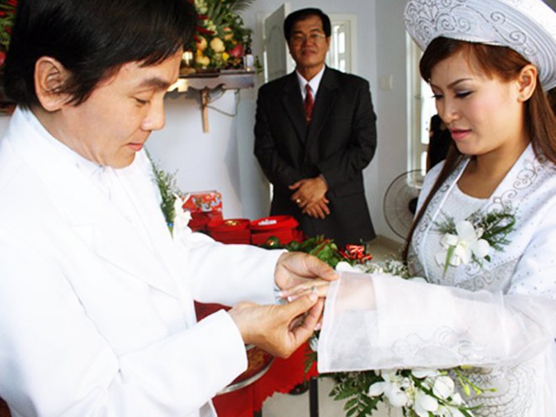  Mai Sơn - Kiều Linh tổ chức đám cưới vào năm 2008. Đáng chú ý, Kiều Linh kém ông xã đến 20 tuổi. Ngoài ra, Mai Sơn từng qua một lần đò và có hai con trai riêng. Ảnh: Thời đại plus