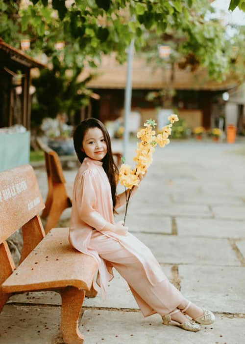 Trên trang cá nhân,  hot girl Elly Trần chia sẻ hình ảnh bé Mộc Trà đi chùa. Đi kèm với đó, Elly Trần viết: "Mùa xuân tới rồi, nay cô Trà đi chùa cầu phúc và sức khỏe cho cả gia đình nhé".