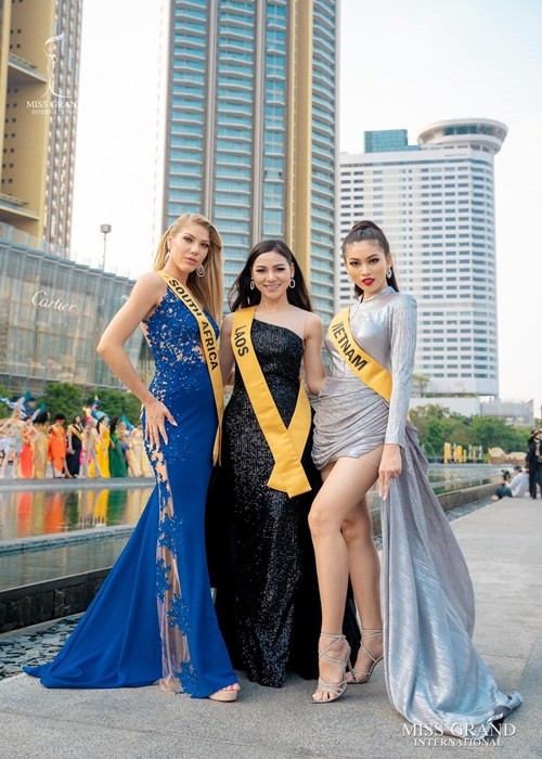 Các thí sinh của cuộc thi Miss Grand International 2020 - Hoa hậu Hòa bình Quốc tế 2020 vừa tham gia buổi tiệc trên du thuyền. Đây là một trong số những hoạt động chính thức đầu tiên của dàn người đẹp sau 14 ngày cách ly. Đại diện Việt Nam -  Á hậu Ngọc Thảo diện váy ngắn ôm sát với phần tà bay bổng tại buổi tiệc trên du thuyền.