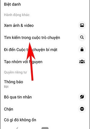  Cách tìm lại tin nhắn trên smartphone: -Trước tiên bạn đăng nhập vào tài khoản Facebook Messenger cá nhân sau đó vào cuộc hội thoại muốn xem lại tin nhắn, nhấn vào biểu tượng chữ i (trong vòng tròn) bên phải màn hình. Trong giao diện mới bạn nhấn chọn Tìm kiếm trong cuộc trò chuyện.