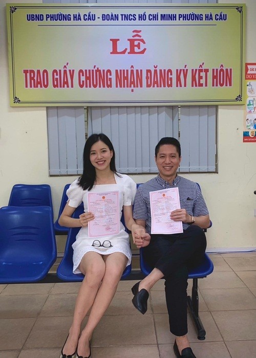  Hà Thanh Vân đăng ký kết hôn với Nguyễn Tuấn Việt - Giám đốc một công ty hàng đầu trong lĩnh vực tư vấn xuất khẩu cho các doanh nghiệp Việt Nam. Cả hai chưa tổ chức đám cưới do dịch COVID-19.