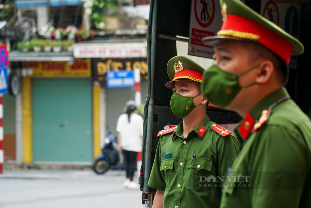 Trong ngày, lực lượng chức năng liên tục tuần tra, kiểm soát trên địa bàn. Mặc dù hầu hết mọi người đều chấp hành quy định, nhưng vẫn có một số ít không tuân thủ khi còn ra ngoài  đi tập thể dục, không đeo khẩu trang.