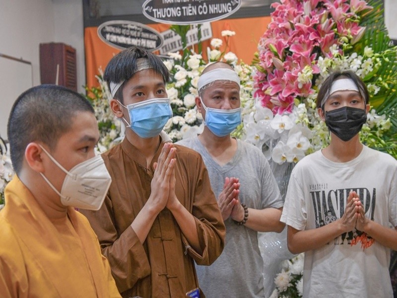 Trong những ngày qua, là con nuôi của  Phi Nhung nên Hồ Văn Cường túc trực bên bàn thờ của cố ca sĩ. Ảnh: Yan