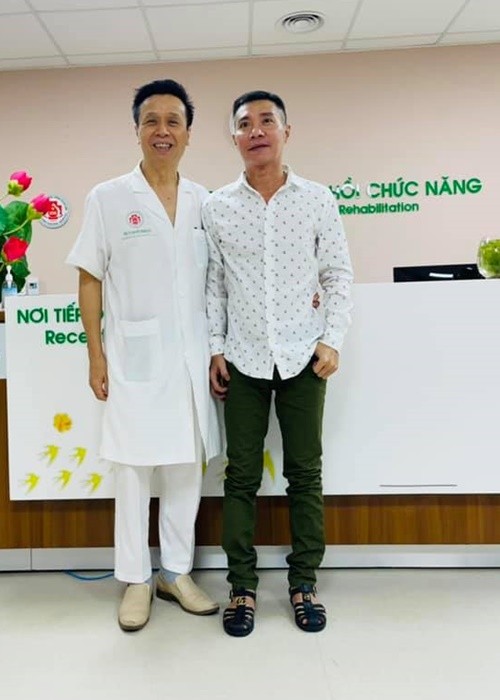 Hôm nay (ngày 27/10),  NSND Công Lý (bên phải) ra viện. Anh ăn mặc giản dị. Ngọc Hà - vợ nam nghệ sĩ cho biết: “Hình ảnh này chính là lúc gia đình tự tin muốn chia sẻ với khán giả, anh Lý hoàn toàn ổn”. Ảnh: FB Ngọc Hà