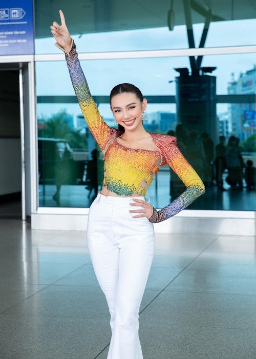 Ngày 16/11,  Nguyễn Thúc Thùy Tiên sang Thái Lan tham gia cuộc thi Miss Grand International 2021 - Hoa hậu Hòa bình Quốc tế 2021. Tại sân bay, cô chiếm được cảm tình của khán giả Thái Lan nhờ trang phục áo lục sắc, muốn lan tỏa thông điệp ủng hộ cộng đồng LGBT. Ảnh: FB Thùy Tiên