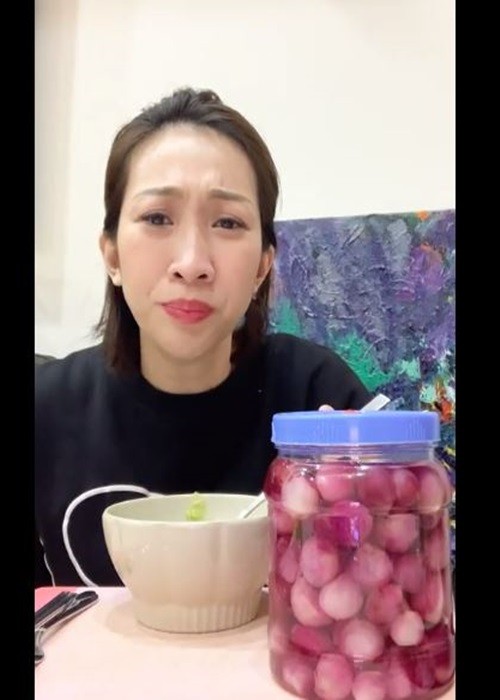 Tối ngày 18/1, nữ  ca sĩ Lều Phương Anh livestream bán hàng sau ồn ào “tiểu tam”. Trong livestream, cô luôn giữ vẻ tươi tắn. Nữ ca sĩ cũng không ngại đáp trả các bình luận đả kích.