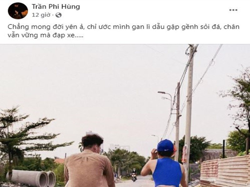 Mới đây, trên trang cá nhân, Trần Phi Hùng đăng tải ảnh đạp xe cùng một cô gái. Dưới bài đăng, một cư dân mạng nghi Phi Hùng có tình mới, mỉa mai anh từng hứa hẹn đủ điều với  Lâm Khánh Chi.