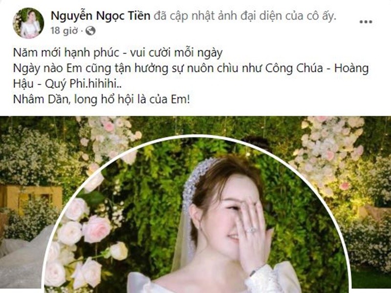 Mới đây, trên trang cá nhân, doanh nhân Ngọc Tiền cập nhật ảnh đại diện đồng thời khoe được ông xã  Quý Bình chiều chuộng. "Năm mới hạnh phúc, vui cười mỗi ngày. Ngày nào em cũng tận hưởng sự nuông chiều như công chúa, hoàng hậu, quý phi", nữ doanh nhân viết.