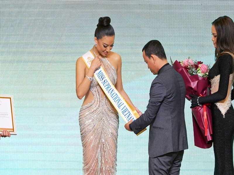 Mới đây,  Á hậu Kim Duyên nhận sash tham gia cuộc thi Miss Supranational 2022 - Hoa hậu Siêu quốc gia 2022.