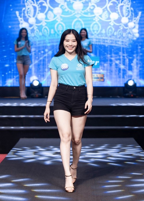 Lọt top 64  Miss World Vietnam 2022 - Hoa hậu Thế giới Việt Nam 2022, Nam Em tự tin thể hiện khả năng catwalk trong buổi tập luyện đầu tiên.