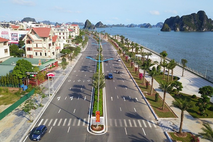 Đây là con phố đắc địa ở Quảng Ninh với view ra vịnh Hạ Long và những dãy  biệt thự đẹp mắt.