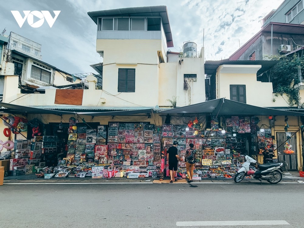 Theo ghi nhận của phóng viên VOV.VN, các  cửa hàng bán đồ chơi ở phố Lương Văn Can, Chả Cá, hay Hàng Mã đều rơi vào tình trạng vắng khách những ngày này.