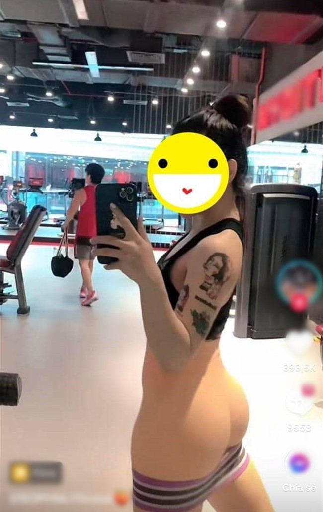 Mới đây, cư dân mạng có chia sẻ hình ảnh của môt cô gái Việt tại phòng gym. Người đẹp này diện thiết kế  legging màu nude dễ gây hiểu lầm. Trước ý kiến trái chiều của người dùng internet cô đã phải lên tiếng rằng chiếc quần màu cam đào, do dùng thêm filter nên vô tình làm màu sáng hơn thực tế, mong mọi người không "ném đá".