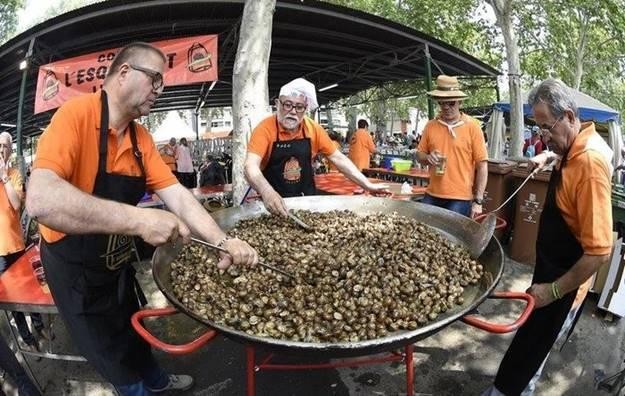 Pháp là một trong những quốc gia tiêu thụ nhiều  ốc sên ăn được (escargot) nhất thế giới, và cũng là nơi tuyệt vời để bạn nếm thử món này. Nếu vượt qua được nỗi e dè ban đầu, bạn sẽ hiểu vì sao món ăn giàu vitamin, có hàm lượng đạm cao và chất béo thấp này được người Pháp yêu thích không kém gì phô mai camembert và bánh mì. Ảnh: Gugumuck.