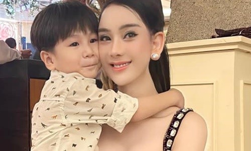 Con trai làm điều này khiến Lâm Khánh Chi vô cùng xúc động