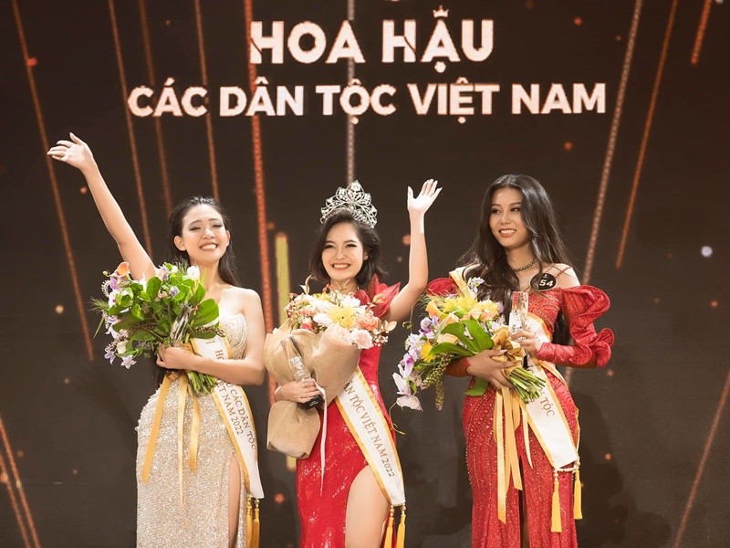  Nông Thúy Hằng (giữa) đăng quang Hoa hậu các Dân tộc Việt Nam 2022. Á hậu 1 và 2 lần lượt thuộc về Lương Thị Hoa Đan và Thạch Thu Thảo (ngoài cùng bên phải). Ảnh: Fanpage Hoa hậu các Dân tộc Việt Nam