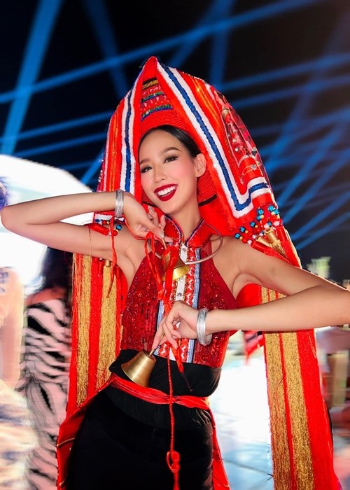 Mới đây,  Á hậu Bảo Ngọc đã mang bộ trang phục “Cô em Dao đỏ” tham gia phần thi National costume - Trang phục dân tộc ở Miss Intercontinental 2022 - Hoa hậu Liên lục địa 2022.