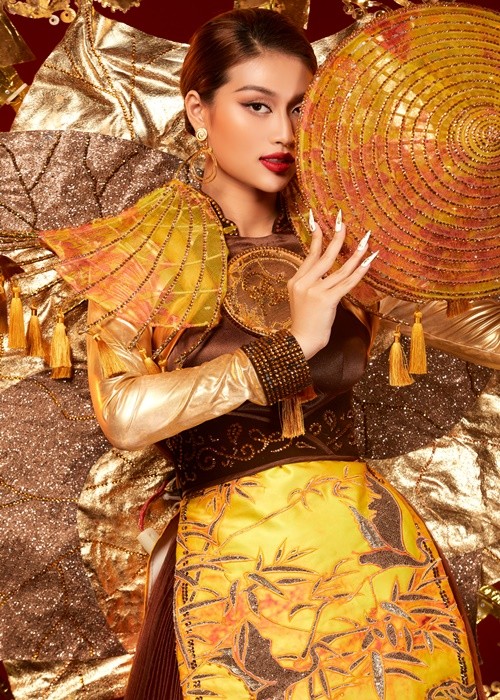 Tối nay (ngày 20/10), phần thi National Costume tại Miss Grand International 2022 - Hoa hậu Hòa bình Quốc tế 2022 sẽ chính thức diễn ra tại Indonesia. Trước giờ G,  Đoàn Thiên Ân tung bộ ảnh diện trang phục dân tộc. Ảnh: Sen Vàng