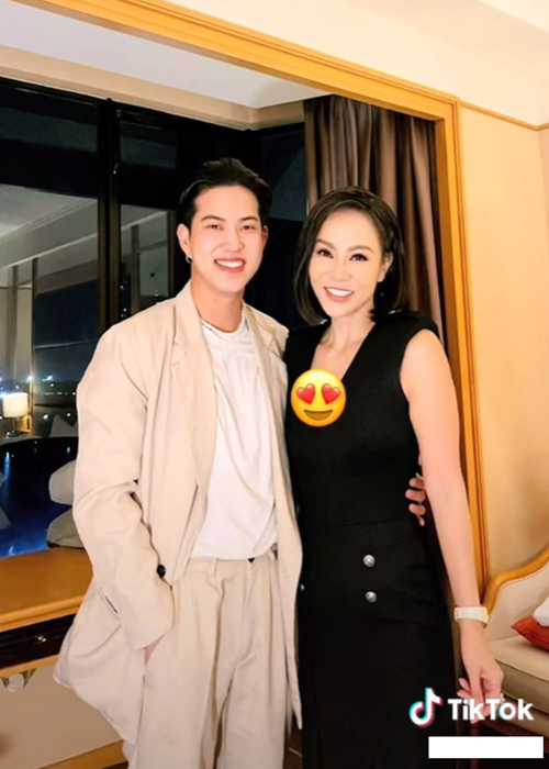 Mới đây, video "Người nghèo ăn gì - Nờ Ô Nô cho ăn đó” của TikToker Nờ Ô Nô làm dậy sóng mạng xã hội. Nhiều người chỉ trích nam TikToker này bởi anh có những lời lẽ không đúng chuẩn mực như: "Hello (xin chào - PV) bà già nghèo khổ giữa trời đông cô đơn", "Nghèo mà còn chê đồ ăn nữa, vậy thôi khỏi ăn, giờ hỏi lại có ăn hay không?". Do từng hợp tác với TikToker Nờ Ô Nô,  Thu Minh trở thành tâm điểm của dư luận. Ảnh: Yan