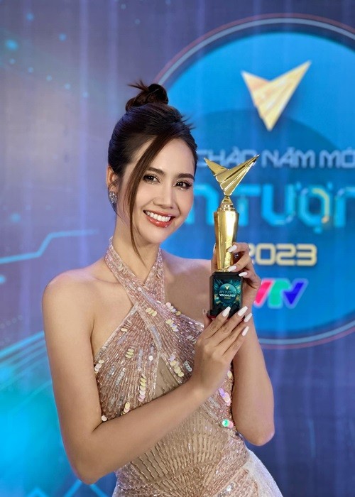 Năm 2019,  Huyền Lizzie công khai thông tin ly hôn. Sự nghiệp của cô hiện tại lên như diều gặp gió. Mới đây, Huyền Lizzie đoạt giải Diễn viên nữ ấn tượng ở VTV Awards.