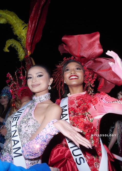 Mới đây, các thí sinh của cuộc thi Miss Universe 2022 - Hoa hậu Hoàn vũ Thế giới 2022 diễu hành trên phố.  Hoa hậu Ngọc Châu diện chiếc váy đồng phục do ban tổ chức cung cấp trong khi nhiều người đẹp khác khoác lên mình quốc phục. Ảnh: Missosology