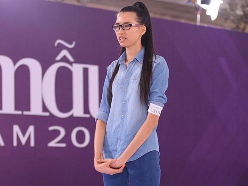 Năm 2015, Lương Thị  Hồng Xuân tham gia cuộc thi Vietnam’s Next Top Model. Nhờ chiều cao 1m90, cô gây chú ý. Khi lọt vào top 14 gương mặt xuất sắc nhất, Hồng Xuân đối mặt với làn sóng dư luận bởi cô bị nhiều khán giả xem như là một yếu tố để PR cho chương trình. Ảnh: FBNV