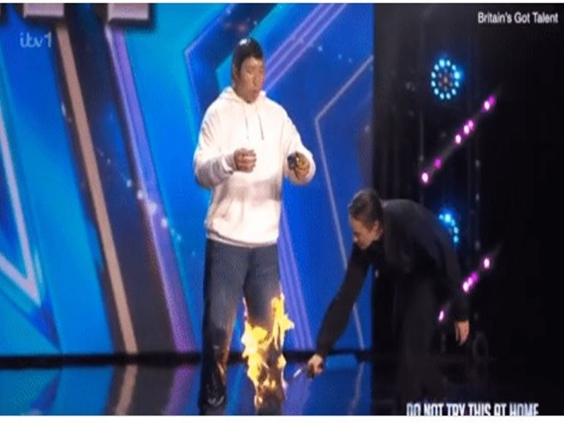 Tối ngày 6/4, trong chương trình  Britain's Got Talent, thí sinh Thomas Vu vừa giải khối Rubik vừa để cơ thể "bốc cháy”. Ảnh: Vietnamnet