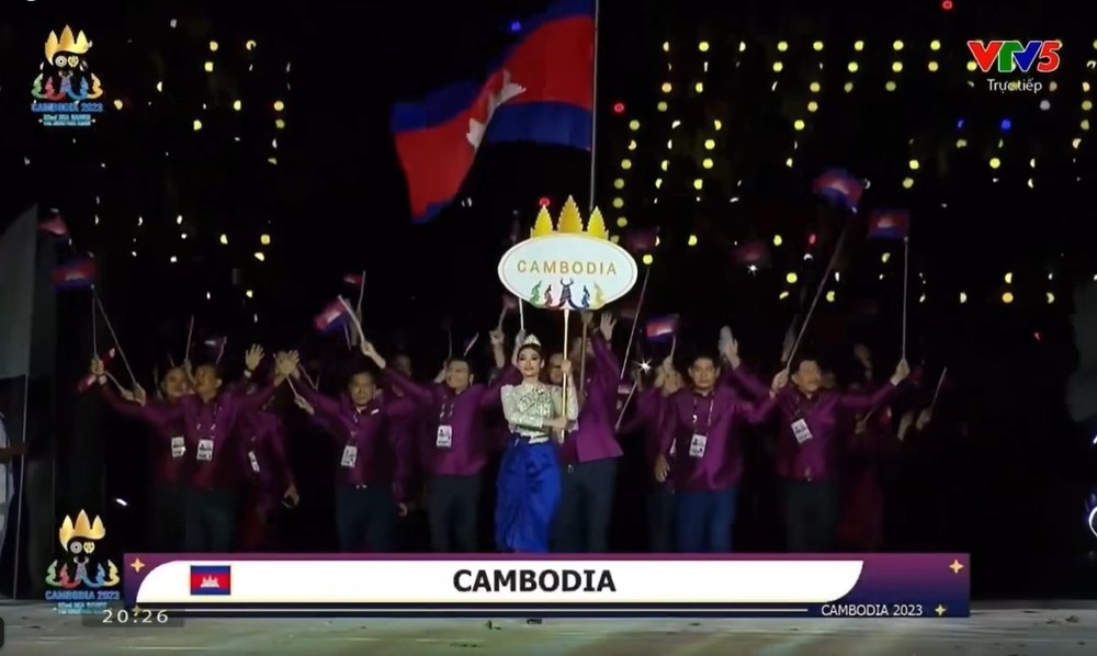 Lễ  khai mạc SEA Games 32 được tổ chức tại sân vận động Morodok Techo ở thủ đô Phnom Penh, Campuchia lúc 18h ngày 5/5. Pich Votey Saravody gây chú ý khi là người cầm bảng tên, dẫn đầu đoàn thể thao Campuchia. Sự xuất hiện của cô trong trang phục nổi bật được khen ngợi.