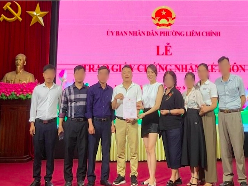 Sáng ngày 15/6,  Phương Oanh - Shark Bình hoàn thành thủ tục đăng ký kết hôn. Ảnh: Vietnamnet.