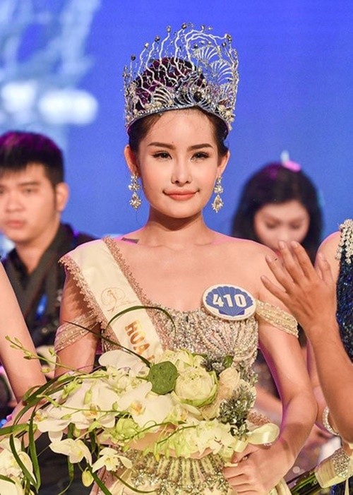  Lê Âu Ngân Anh đăng quang Hoa hậu Đại dương 2017. Thời điểm giành vương miện, cô lộ những khoảnh khắc kém sắc. Đồng thời, những hình ảnh thời chưa dậy thì của Ngân Anh bị dân mạng khui lại khiến nhan sắc của cô bị chê bai thậm tệ. Người đẹp còn vướng ồn ào từng sửa mũi. Vì loạt scandal, cô bị dân mạng đòi tước vương miện. Ảnh: Dân Việt.