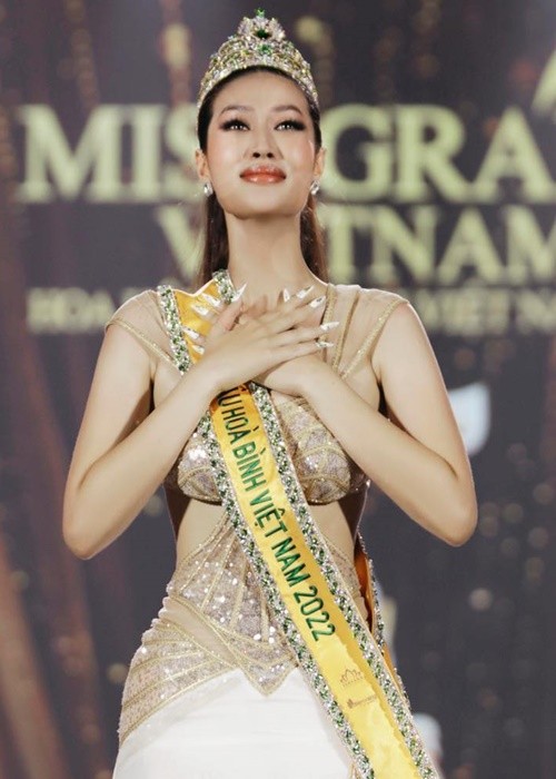 Tháng 10/2022,  Đoàn Thiên Ân đăng quang Miss Grand Vietnam - Hoa hậu Hòa bình Việt Nam. Trước đó, cô chưa từng tham gia cuộc thi nhan sắc nào. Ảnh: FBNV.