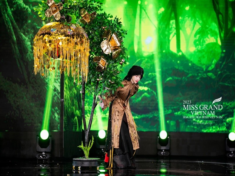 Trong đêm thi trang phục dân tộc ở  Miss Grand Vietnam 2023 - Hoa hậu Hòa bình Việt Nam 2023, Nguyễn Thùy Vi trình diễn bộ trang phục mang tên Thị ơi, mở ra. Ban đầu, người đẹp hóa thân bà lão, sau đó là nàng Tấm.