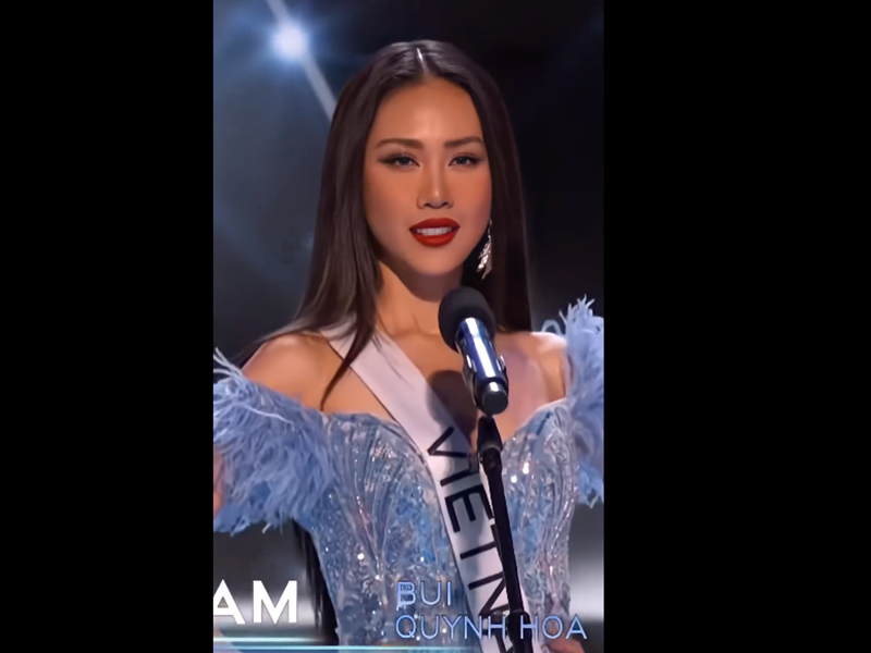 Trong bán kết Miss Universe 2023, ở phần hô tên,  Bùi Quỳnh Hoa diện váy ngắn trễ vai tông xanh. Ảnh chụp màn hình.