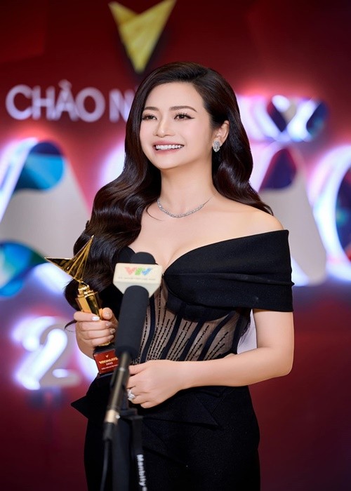  Diễn viên Kiều Anh vừa giành giải Diễn viên nữ ấn tượng ở VTV Awards 2023 nhờ vai Phương trong phim truyền hình Gia đình mình vui bất thình lình.